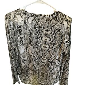 Lot 3 sleeve women size m in good condition brand for 25$